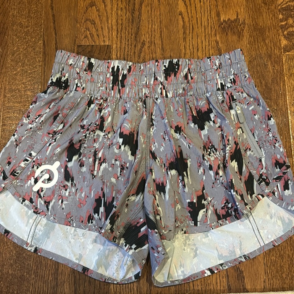 Size 6 lululemon Peloton hotty hot shorts low rise 4 inch gray and pink